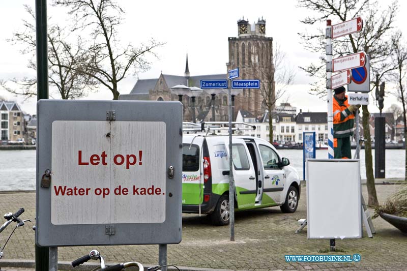 17011207.jpg - ZWIJNDRECHT:12-Januari-2017: Overal in Nederland worden maatregelen genomen. Dit alles vanwege twee opeenvolgende stormen en springtij waar Nederland de komende dagen mee te maken krijgt. Door het hoogwater als gevolg van de eerste winterstorm zijn de kades van een aantal havens langs de Oude Maas zoals hier in Zwijndrecht (Veerplein) voorzien van waarschuwingsborden. Ook in Dordrecht zou het water in de rivieren hoger dan gebruikelijk zijn. Dat zou tot enige wateroverlast kunnen leiden in het historisch havengebied.Deze digitale foto blijft eigendom van FOTOPERSBURO BUSINK. Wij hanteren de voorwaarden van het N.V.F. en N.V.J. Gebruik van deze foto impliceert dat u bekend bent  en akkoord gaat met deze voorwaarden bij publicatie.EB/ETIENNE BUSINK