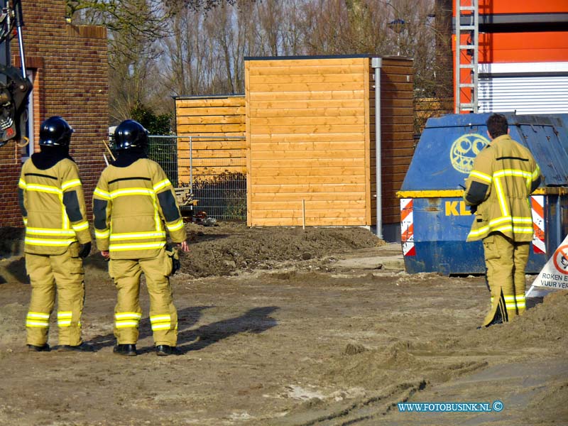 170112500.jpg - HENDRIK-IDO-AMBACHT  Op donderdag 12 januari 2017 werd de brandweer opgeroepen voor een gaslek aan de Zilverreiger in Ambacht.De gaslek was ontstaan tijdens werkzaamheden..Stedin kwam voor het afsluiten van het gas.De brandweer heeft in de omgeving metingen verricht.Deze digitale foto blijft eigendom van FOTOPERSBURO BUSINK. Wij hanteren de voorwaarden van het N.V.F. en N.V.J. Gebruik van deze foto impliceert dat u bekend bent  en akkoord gaat met deze voorwaarden bij publicatie.EB/ETIENNE BUSINK