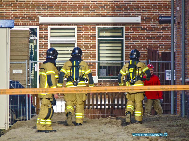 170112502.jpg - HENDRIK-IDO-AMBACHT  Op donderdag 12 januari 2017 werd de brandweer opgeroepen voor een gaslek aan de Zilverreiger in Ambacht.De gaslek was ontstaan tijdens werkzaamheden..Stedin kwam voor het afsluiten van het gas.De brandweer heeft in de omgeving metingen verricht.Deze digitale foto blijft eigendom van FOTOPERSBURO BUSINK. Wij hanteren de voorwaarden van het N.V.F. en N.V.J. Gebruik van deze foto impliceert dat u bekend bent  en akkoord gaat met deze voorwaarden bij publicatie.EB/ETIENNE BUSINK