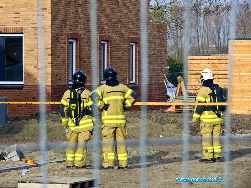 170112504.jpg - HENDRIK-IDO-AMBACHT  Op donderdag 12 januari 2017 werd de brandweer opgeroepen voor een gaslek aan de Zilverreiger in Ambacht.De gaslek was ontstaan tijdens werkzaamheden..Stedin kwam voor het afsluiten van het gas.De brandweer heeft in de omgeving metingen verricht.Deze digitale foto blijft eigendom van FOTOPERSBURO BUSINK. Wij hanteren de voorwaarden van het N.V.F. en N.V.J. Gebruik van deze foto impliceert dat u bekend bent  en akkoord gaat met deze voorwaarden bij publicatie.EB/ETIENNE BUSINK