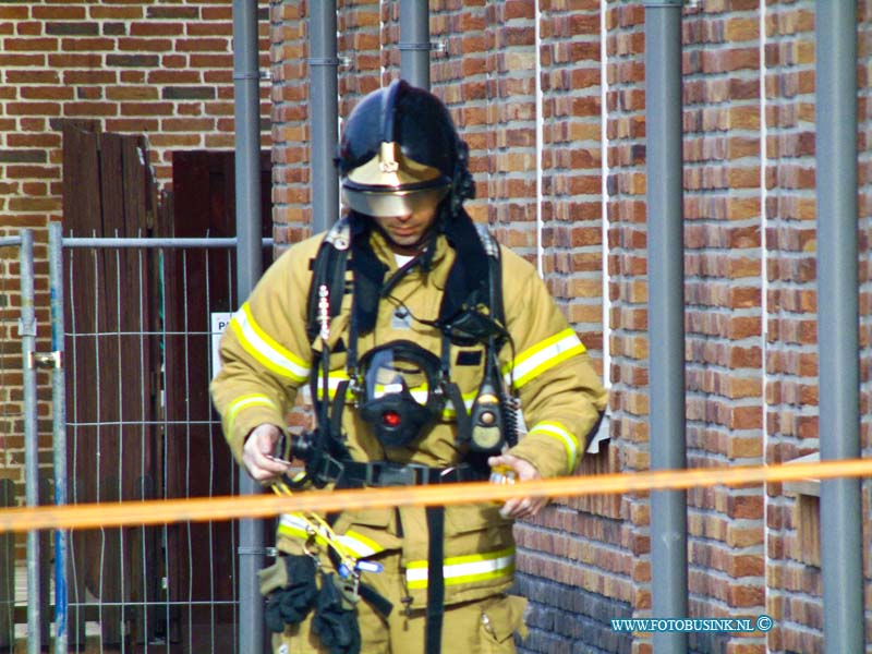 170112505.jpg - HENDRIK-IDO-AMBACHT  Op donderdag 12 januari 2017 werd de brandweer opgeroepen voor een gaslek aan de Zilverreiger in Ambacht.De gaslek was ontstaan tijdens werkzaamheden..Stedin kwam voor het afsluiten van het gas.De brandweer heeft in de omgeving metingen verricht.Deze digitale foto blijft eigendom van FOTOPERSBURO BUSINK. Wij hanteren de voorwaarden van het N.V.F. en N.V.J. Gebruik van deze foto impliceert dat u bekend bent  en akkoord gaat met deze voorwaarden bij publicatie.EB/ETIENNE BUSINK