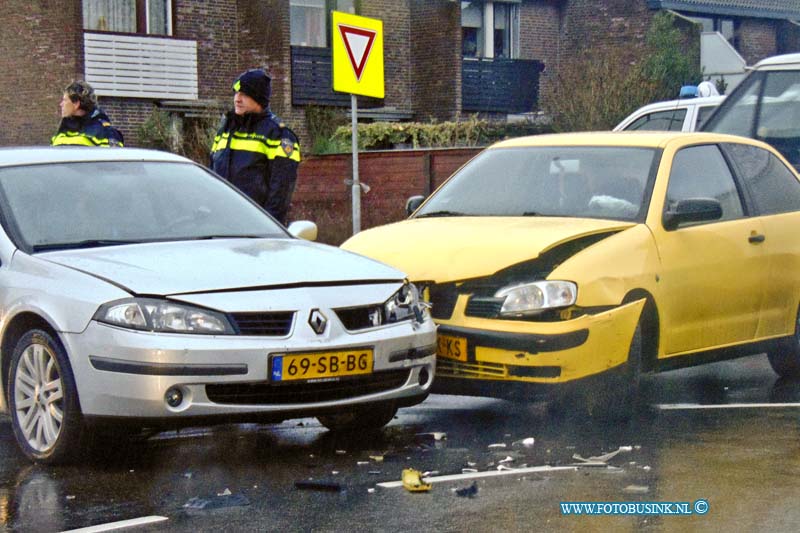 170113001.jpg - ZWIJNDRECHT: 13 Januari 2017: Op de Ringdijk heeft een aanrijding plaats gevonden tussen 2 autos. Het vernieuwde kruispunt is nog even wennen en geeft geen duidelijke voorrangsregeling aan waardoor waarschijnlijk dit ongeval gebeurde. Het Ambulance personeel keek de gewonde even na.Deze digitale foto blijft eigendom van FOTOPERSBURO BUSINK. Wij hanteren de voorwaarden van het N.V.F. en N.V.J. Gebruik van deze foto impliceert dat u bekend bent  en akkoord gaat met deze voorwaarden bij publicatie.EB/ETIENNE BUSINK