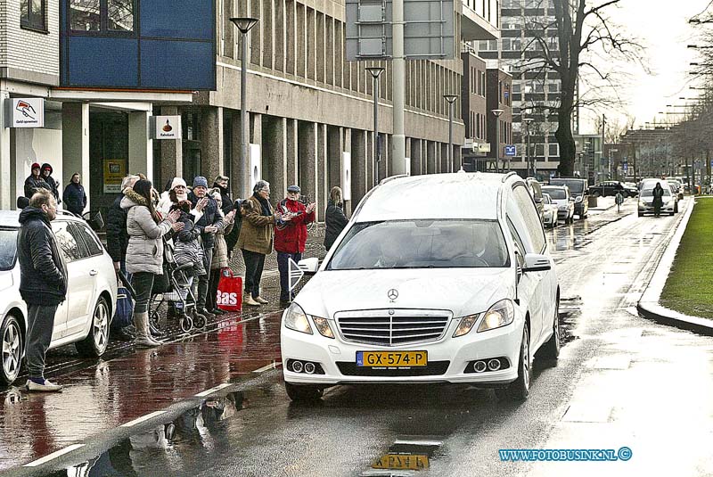 170114501.jpg - DORDRECHT - Op zaterdag 14 januari 2017 is de bekendste oliebollenbakker Ron van der Weijden van Dordrecht begraven.Na de kerkdienst was er een rouwstoet met meer dan 25 volgauto door de binnenstad van Dordrecht. Bij de oliebollenkraam werd er stilgehouden en er stonden tientallen mensen te wachten om hem de laatste eer te bewijzen.Toen de stoet langs kwam klapte de mensen.De familie en vrienden van Ron bedanken de politie van Dordrecht voor de goede hulp die ze kregen bij de stoet.Deze digitale foto blijft eigendom van FOTOPERSBURO BUSINK. Wij hanteren de voorwaarden van het N.V.F. en N.V.J. Gebruik van deze foto impliceert dat u bekend bent  en akkoord gaat met deze voorwaarden bij publicatie.EB/ETIENNE BUSINK