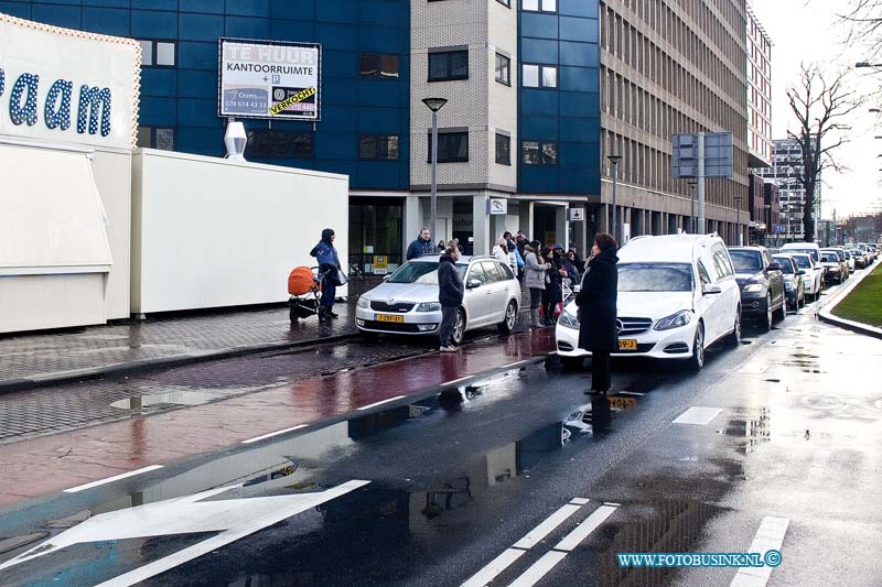 170114502.jpg - DORDRECHT - Op zaterdag 14 januari 2017 is de bekendste oliebollenbakker Ron van der Weijden van Dordrecht begraven.Na de kerkdienst was er een rouwstoet met meer dan 25 volgauto door de binnenstad van Dordrecht. Bij de oliebollenkraam werd er stilgehouden en er stonden tientallen mensen te wachten om hem de laatste eer te bewijzen.Toen de stoet langs kwam klapte de mensen.De familie en vrienden van Ron bedanken de politie van Dordrecht voor de goede hulp die ze kregen bij de stoet.Deze digitale foto blijft eigendom van FOTOPERSBURO BUSINK. Wij hanteren de voorwaarden van het N.V.F. en N.V.J. Gebruik van deze foto impliceert dat u bekend bent  en akkoord gaat met deze voorwaarden bij publicatie.EB/ETIENNE BUSINK