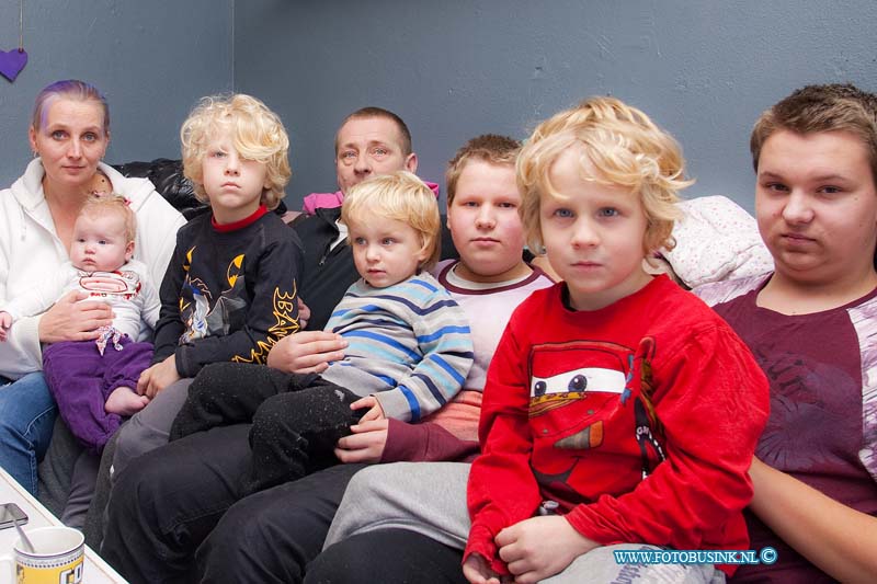 170115504.jpg - DORDRECHT - Familie.van Veenen een acht koppig gezin die aan de Prinses Irenestraat in de Dordtse wijk Krispijn woont zit al een week in de ellende.Het gezin zit al een week zonder badkamer en met zes kinderen in huis zonder te kunnen douche en klerern te kunnen wassen is niet te doen.Onlangs heeft het gezin lekkage gehad in hun badkamer en heeft de woningbouw besloten om de badkamer compleet te renoveren.De renovatie van de badkamer begon vorige week maar verliep niet helemaal naar wens van het gezin die tijdens de renovatie gewoon in de woning aanwezig waren.Zo is er volgens het gezin een nieuwe vloer gestort  en is het beton gemengd terwijl ze de balkondeuren dicht hielden en de deur naar de woonkamer open liet waardoor de stoffen die in beton zitten zoals zilvernitraat door hun huis vliegt en dwarreld.Dit allemaal terwijl er kleine kinderen in het huis wonen waarvan de jongste pas 4.5 maand oud is en zo vertelt de bewoner "Mijn vrouw heeft een stofallergie en mijn jongste is 4,5 maanden oud die dit allemaal hebben ingeademd waardoor ik maandag verplicht ben om de gezondheidsdienst te benaderen.,"Dit spul zal de komende maanden niet uit het huis gaan hoe hard we ook poetsen en alles laten luchten.". Deze digitale foto blijft eigendom van FOTOPERSBURO BUSINK. Wij hanteren de voorwaarden van het N.V.F. en N.V.J. Gebruik van deze foto impliceert dat u bekend bent  en akkoord gaat met deze voorwaarden bij publicatie.EB/ETIENNE BUSINK