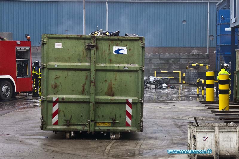 170116504.jpg - DORDRECHT - Op maandag 16 januari 2017 werd de brandweer van Dordrecht opgeroepen voor een brand in grote papiercontainer die voor een gebouw op een bedrijfsterrein aan de Grevelingeweg in Dordrecht stond.De brandweer had de brand snel onder controle maar er moest nog wel worden nageblust.Er werd besloten de container naar een veilige plek op het terrein te brengen en daar werd met een buldozen alles uit elkaar getrokken zodat de brandweer alles goed kon blussen.Deze digitale foto blijft eigendom van FOTOPERSBURO BUSINK. Wij hanteren de voorwaarden van het N.V.F. en N.V.J. Gebruik van deze foto impliceert dat u bekend bent  en akkoord gaat met deze voorwaarden bij publicatie.EB/ETIENNE BUSINK