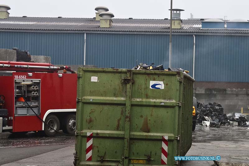 170116512.jpg - DORDRECHT - Op maandag 16 januari 2017 werd de brandweer van Dordrecht opgeroepen voor een brand in grote papiercontainer die voor een gebouw op een bedrijfsterrein aan de Grevelingeweg in Dordrecht stond.De brandweer had de brand snel onder controle maar er moest nog wel worden nageblust.Er werd besloten de container naar een veilige plek op het terrein te brengen en daar werd met een buldozen alles uit elkaar getrokken zodat de brandweer alles goed kon blussen.Deze digitale foto blijft eigendom van FOTOPERSBURO BUSINK. Wij hanteren de voorwaarden van het N.V.F. en N.V.J. Gebruik van deze foto impliceert dat u bekend bent  en akkoord gaat met deze voorwaarden bij publicatie.EB/ETIENNE BUSINK