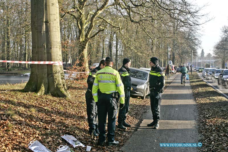 17011701.jpg - Driebergen-Zeist: 17 januari 2017|: Grote zoektocht naar een meisje van13 jarige Ikram Ammari is gestopt die sinds maandag niet thuis is gekomen.  De zoektocht vind momenteel plaats in de bossen bij station Driebergen-Zeist. Vele Politie agenten en een Helikopter zoeken samen met de Mobiele Eenheid, mariniers, forensische opsporing, honden en paarden naar het meisje in het bos. Op deze plaats zijn er enkele spullen gevonden waaronder haar fiets en tas in het bos. Signalement van Ikram Ammari is: Het meisje is 1.60 meter lang, heeft donker lang golvend haar en donkerkleurige ogen. Ze draagt een groene jas met capuchon, een bontkraag en zwarte sneakers van Nike. Een opvallend kenmerk verder is dat Ikram al haar hele leven mank loopt en daarom ook een aangepaste schoen draagt. Ze komt uit Driebergen.Deze digitale foto blijft eigendom van FOTOPERSBURO BUSINK. Wij hanteren de voorwaarden van het N.V.F. en N.V.J. Gebruik van deze foto impliceert dat u bekend bent  en akkoord gaat met deze voorwaarden bij publicatie.EB/ETIENNE BUSINK