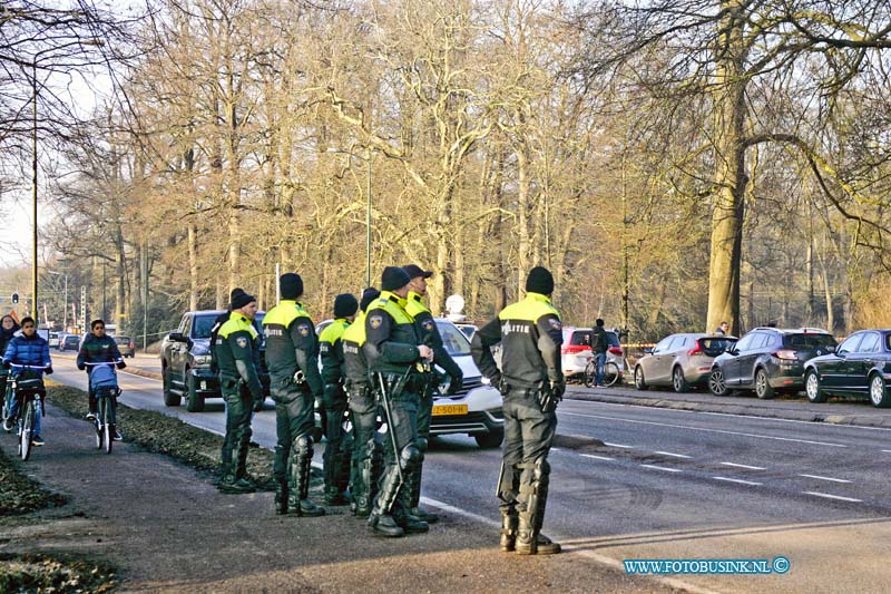 17011702.jpg - Driebergen-Zeist: 17 januari 2017|: Grote zoektocht naar een meisje van13 jarige Ikram Ammari is gestopt die sinds maandag niet thuis is gekomen.  De zoektocht vind momenteel plaats in de bossen bij station Driebergen-Zeist. Vele Politie agenten en een Helikopter zoeken samen met de Mobiele Eenheid, mariniers, forensische opsporing, honden en paarden naar het meisje in het bos. Op deze plaats zijn er enkele spullen gevonden waaronder haar fiets en tas in het bos. Signalement van Ikram Ammari is: Het meisje is 1.60 meter lang, heeft donker lang golvend haar en donkerkleurige ogen. Ze draagt een groene jas met capuchon, een bontkraag en zwarte sneakers van Nike. Een opvallend kenmerk verder is dat Ikram al haar hele leven mank loopt en daarom ook een aangepaste schoen draagt. Ze komt uit Driebergen.Deze digitale foto blijft eigendom van FOTOPERSBURO BUSINK. Wij hanteren de voorwaarden van het N.V.F. en N.V.J. Gebruik van deze foto impliceert dat u bekend bent  en akkoord gaat met deze voorwaarden bij publicatie.EB/ETIENNE BUSINK