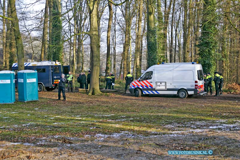 17011703.jpg - Driebergen-Zeist: 17 januari 2017|: Grote zoektocht naar een meisje van13 jarige Ikram Ammari is gestopt die sinds maandag niet thuis is gekomen.  De zoektocht vind momenteel plaats in de bossen bij station Driebergen-Zeist. Vele Politie agenten en een Helikopter zoeken samen met de Mobiele Eenheid, mariniers, forensische opsporing, honden en paarden naar het meisje in het bos. Op deze plaats zijn er enkele spullen gevonden waaronder haar fiets en tas in het bos. Signalement van Ikram Ammari is: Het meisje is 1.60 meter lang, heeft donker lang golvend haar en donkerkleurige ogen. Ze draagt een groene jas met capuchon, een bontkraag en zwarte sneakers van Nike. Een opvallend kenmerk verder is dat Ikram al haar hele leven mank loopt en daarom ook een aangepaste schoen draagt. Ze komt uit Driebergen.Deze digitale foto blijft eigendom van FOTOPERSBURO BUSINK. Wij hanteren de voorwaarden van het N.V.F. en N.V.J. Gebruik van deze foto impliceert dat u bekend bent  en akkoord gaat met deze voorwaarden bij publicatie.EB/ETIENNE BUSINK