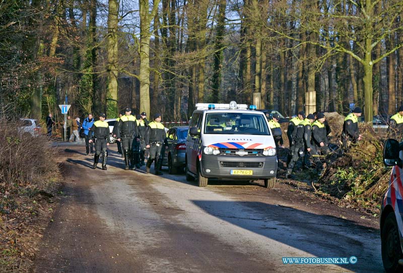 17011704.jpg - Driebergen-Zeist: 17 januari 2017|: Grote zoektocht naar een meisje van13 jarige Ikram Ammari is gestopt die sinds maandag niet thuis is gekomen.  De zoektocht vind momenteel plaats in de bossen bij station Driebergen-Zeist. Vele Politie agenten en een Helikopter zoeken samen met de Mobiele Eenheid, mariniers, forensische opsporing, honden en paarden naar het meisje in het bos. Op deze plaats zijn er enkele spullen gevonden waaronder haar fiets en tas in het bos. Signalement van Ikram Ammari is: Het meisje is 1.60 meter lang, heeft donker lang golvend haar en donkerkleurige ogen. Ze draagt een groene jas met capuchon, een bontkraag en zwarte sneakers van Nike. Een opvallend kenmerk verder is dat Ikram al haar hele leven mank loopt en daarom ook een aangepaste schoen draagt. Ze komt uit Driebergen.Deze digitale foto blijft eigendom van FOTOPERSBURO BUSINK. Wij hanteren de voorwaarden van het N.V.F. en N.V.J. Gebruik van deze foto impliceert dat u bekend bent  en akkoord gaat met deze voorwaarden bij publicatie.EB/ETIENNE BUSINK