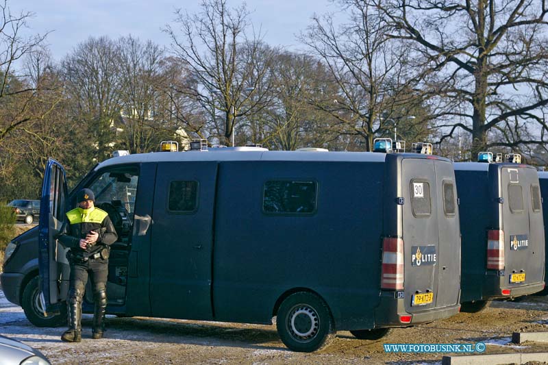 17011705.jpg - Driebergen-Zeist: 17 januari 2017|: Grote zoektocht naar een meisje van13 jarige Ikram Ammari is gestopt die sinds maandag niet thuis is gekomen.  De zoektocht vind momenteel plaats in de bossen bij station Driebergen-Zeist. Vele Politie agenten en een Helikopter zoeken samen met de Mobiele Eenheid, mariniers, forensische opsporing, honden en paarden naar het meisje in het bos. Op deze plaats zijn er enkele spullen gevonden waaronder haar fiets en tas in het bos. Signalement van Ikram Ammari is: Het meisje is 1.60 meter lang, heeft donker lang golvend haar en donkerkleurige ogen. Ze draagt een groene jas met capuchon, een bontkraag en zwarte sneakers van Nike. Een opvallend kenmerk verder is dat Ikram al haar hele leven mank loopt en daarom ook een aangepaste schoen draagt. Ze komt uit Driebergen.Deze digitale foto blijft eigendom van FOTOPERSBURO BUSINK. Wij hanteren de voorwaarden van het N.V.F. en N.V.J. Gebruik van deze foto impliceert dat u bekend bent  en akkoord gaat met deze voorwaarden bij publicatie.EB/ETIENNE BUSINK