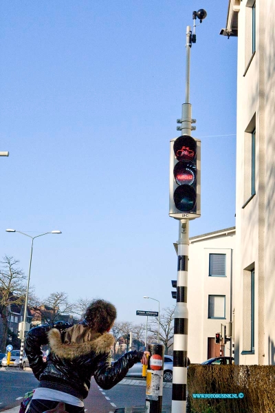 17011708.jpg - DORDRECHT:17 Januari 2017: In 2016 zijn op de Krispijnseweg, bij de kruispunten met de Mauritsweg en de Brouwersdijk, verschillende maatregelen doorgevoerd om de doorstroming van fietsers te verbeteren. Bij beide verkeerslichten krijgen fietsers die over de Krispijnseweg rijden eerder, vaker en langer groen. Hierdoor zijn de wachttijden sterk afgenomen. Regenmeter Op beide aansluitingen is een regenmeter geplaatst. Bij regen krijgen de fietsers op de Krispijnseweg vaker groen. Het aantal keer dat het licht groen wordt, is ook afhankelijk van de verkeersdrukte op de kruispunten. De verkeerslichten voor fietsers worden vaker groen als het regent en minder vaak naarmate het overige verkeer drukker wordt. Anders zouden er grotere opstoppingen voor al het verkeer ontstaan. Infrarood detectie De fietsers op de Krispijnseweg worden al op afstand 'gezien' dankzij speciale infrarood detectoren. Hierdoor wordt het verkeerslicht vaak al eerder op groen gezet en wordt het groen ook verlengd wanneer er nog meer fietsers aankomen.Deze digitale foto blijft eigendom van FOTOPERSBURO BUSINK. Wij hanteren de voorwaarden van het N.V.F. en N.V.J. Gebruik van deze foto impliceert dat u bekend bent  en akkoord gaat met deze voorwaarden bij publicatie.EB/ETIENNE BUSINK