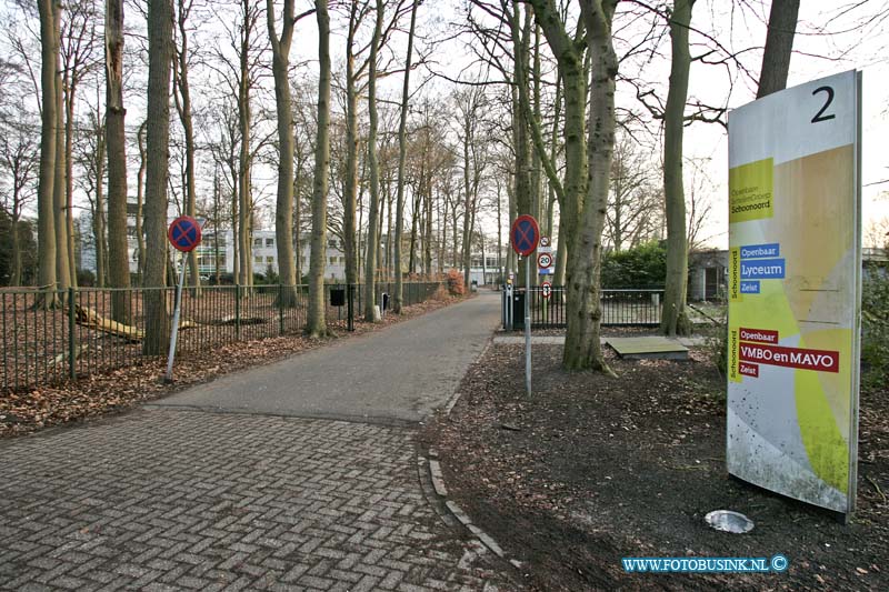 17011709.jpg - Zeist: 17 januari 2017: De Openbaar VMBO en MAVO school De Schoonoord waar het 13 jarige meisje Ikram Ammari dat zoek is in Zeist  op zit. De zoek tocht in het bos is voor vandaag gestopt. Het meisje is helaas nog niet gevonden. Signalement van Ikram Ammari is: Het meisje is 1.60 meter lang, heeft donker lang golvend haar en donkerkleurige ogen. Ze draagt een groene jas met capuchon, een bontkraag en zwarte sneakers van Nike. Een opvallend kenmerk verder is dat Ikram al haar hele leven mank loopt en daarom ook een aangepaste schoen draagt. Ze komt uit Driebergen.Deze digitale foto blijft eigendom van FOTOPERSBURO BUSINK. Wij hanteren de voorwaarden van het N.V.F. en N.V.J. Gebruik van deze foto impliceert dat u bekend bent  en akkoord gaat met deze voorwaarden bij publicatie.EB/ETIENNE BUSINK