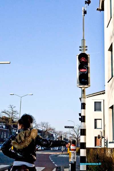 17011711.jpg - DORDRECHT:17 Januari 2017: In 2016 zijn op de Krispijnseweg, bij de kruispunten met de Mauritsweg en de Brouwersdijk, verschillende maatregelen doorgevoerd om de doorstroming van fietsers te verbeteren. Bij beide verkeerslichten krijgen fietsers die over de Krispijnseweg rijden eerder, vaker en langer groen. Hierdoor zijn de wachttijden sterk afgenomen. Regenmeter Op beide aansluitingen is een regenmeter geplaatst. Bij regen krijgen de fietsers op de Krispijnseweg vaker groen. Het aantal keer dat het licht groen wordt, is ook afhankelijk van de verkeersdrukte op de kruispunten. De verkeerslichten voor fietsers worden vaker groen als het regent en minder vaak naarmate het overige verkeer drukker wordt. Anders zouden er grotere opstoppingen voor al het verkeer ontstaan. Infrarood detectie De fietsers op de Krispijnseweg worden al op afstand 'gezien' dankzij speciale infrarood detectoren. Hierdoor wordt het verkeerslicht vaak al eerder op groen gezet en wordt het groen ook verlengd wanneer er nog meer fietsers aankomen.Deze digitale foto blijft eigendom van FOTOPERSBURO BUSINK. Wij hanteren de voorwaarden van het N.V.F. en N.V.J. Gebruik van deze foto impliceert dat u bekend bent  en akkoord gaat met deze voorwaarden bij publicatie.EB/ETIENNE BUSINK