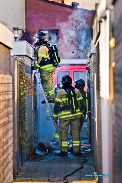 17011902.jpg - ZWIJNDRECHT:19 januari 2017: Bij een uitslaande brand in diverse schuurtjes en schuttingen aan de Suite gingen veel spullen zoals bv een motorfiets en gasflessen voor een groot deel verloren bij de brand. Verschillende andere schuurtjes, woonhuis en schuttingen liepen water- en brandschade op. De brandweer vermoedt dat een kacheltje onder de aanbouw waar de brand begon, is gaan smeulen. De eigenaar probeerde eerst nog zelf de brand te blussen, maar dit lukte niet. De brandweer schaalde op naar een middelbrand.Deze digitale foto blijft eigendom van FOTOPERSBURO BUSINK. Wij hanteren de voorwaarden van het N.V.F. en N.V.J. Gebruik van deze foto impliceert dat u bekend bent  en akkoord gaat met deze voorwaarden bij publicatie.EB/ETIENNE BUSINK