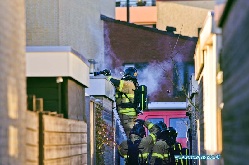 17011903.jpg - ZWIJNDRECHT:19 januari 2017: Bij een uitslaande brand in diverse schuurtjes en schuttingen aan de Suite gingen veel spullen zoals bv een motorfiets en gasflessen voor een groot deel verloren bij de brand. Verschillende andere schuurtjes, woonhuis en schuttingen liepen water- en brandschade op. De brandweer vermoedt dat een kacheltje onder de aanbouw waar de brand begon, is gaan smeulen. De eigenaar probeerde eerst nog zelf de brand te blussen, maar dit lukte niet. De brandweer schaalde op naar een middelbrand.Deze digitale foto blijft eigendom van FOTOPERSBURO BUSINK. Wij hanteren de voorwaarden van het N.V.F. en N.V.J. Gebruik van deze foto impliceert dat u bekend bent  en akkoord gaat met deze voorwaarden bij publicatie.EB/ETIENNE BUSINK