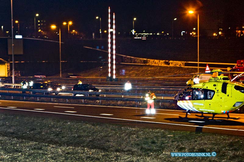 17012001.jpg - ZWIJNDRECHT:20 Januari 2017: Bij een aanrijding op de A16 vannacht werden alle rijbanen richting Rotterdam afgesloten omdat er een helikopter moest landen. Er werd een omleiding door Rijkswaterstaat voor gesteld via N3 en de A15. Bij de aanrijding was iemand onwel geworden en het ambulance personeel en trauma helikopter verleende hulp. De rijbanen wat en ongeveer een uur gestremd voor het verkeer. De politie doet onderzoek naar het ongevalDeze digitale foto blijft eigendom van FOTOPERSBURO BUSINK. Wij hanteren de voorwaarden van het N.V.F. en N.V.J. Gebruik van deze foto impliceert dat u bekend bent  en akkoord gaat met deze voorwaarden bij publicatie.EB/ETIENNE BUSINK