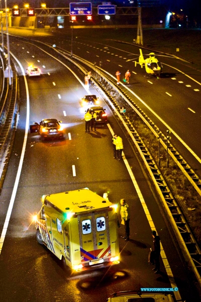 17012002.jpg - ZWIJNDRECHT:20 Januari 2017: Bij een aanrijding op de A16 vannacht werden alle rijbanen richting Rotterdam afgesloten omdat er een helikopter moest landen. Er werd een omleiding door Rijkswaterstaat voor gesteld via N3 en de A15. Bij de aanrijding was iemand onwel geworden en het ambulance personeel en trauma helikopter verleende hulp. De rijbanen wat en ongeveer een uur gestremd voor het verkeer. De politie doet onderzoek naar het ongevalDeze digitale foto blijft eigendom van FOTOPERSBURO BUSINK. Wij hanteren de voorwaarden van het N.V.F. en N.V.J. Gebruik van deze foto impliceert dat u bekend bent  en akkoord gaat met deze voorwaarden bij publicatie.EB/ETIENNE BUSINK