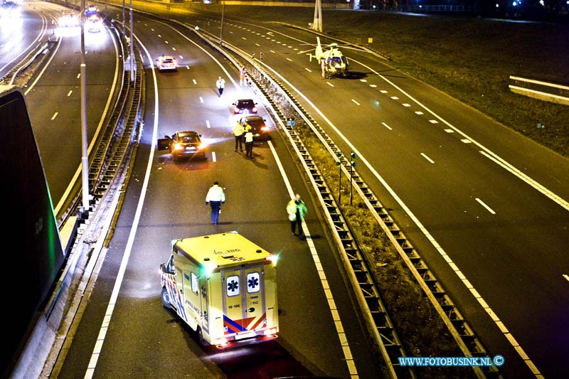 17012003.jpg - ZWIJNDRECHT:20 Januari 2017: Bij een aanrijding op de A16 vannacht werden alle rijbanen richting Rotterdam afgesloten omdat er een helikopter moest landen. Er werd een omleiding door Rijkswaterstaat voor gesteld via N3 en de A15. Bij de aanrijding was iemand onwel geworden en het ambulance personeel en trauma helikopter verleende hulp. De rijbanen wat en ongeveer een uur gestremd voor het verkeer. De politie doet onderzoek naar het ongevalDeze digitale foto blijft eigendom van FOTOPERSBURO BUSINK. Wij hanteren de voorwaarden van het N.V.F. en N.V.J. Gebruik van deze foto impliceert dat u bekend bent  en akkoord gaat met deze voorwaarden bij publicatie.EB/ETIENNE BUSINK