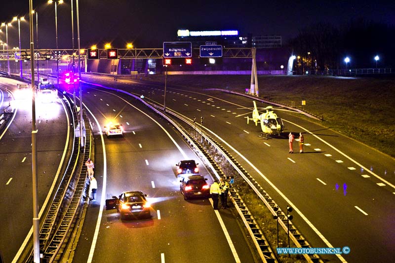 17012004.jpg - ZWIJNDRECHT:20 Januari 2017: Bij een aanrijding op de A16 vannacht werden alle rijbanen richting Rotterdam afgesloten omdat er een helikopter moest landen. Er werd een omleiding door Rijkswaterstaat voor gesteld via N3 en de A15. Bij de aanrijding was iemand onwel geworden en het ambulance personeel en trauma helikopter verleende hulp. De rijbanen wat en ongeveer een uur gestremd voor het verkeer. De politie doet onderzoek naar het ongevalDeze digitale foto blijft eigendom van FOTOPERSBURO BUSINK. Wij hanteren de voorwaarden van het N.V.F. en N.V.J. Gebruik van deze foto impliceert dat u bekend bent  en akkoord gaat met deze voorwaarden bij publicatie.EB/ETIENNE BUSINK