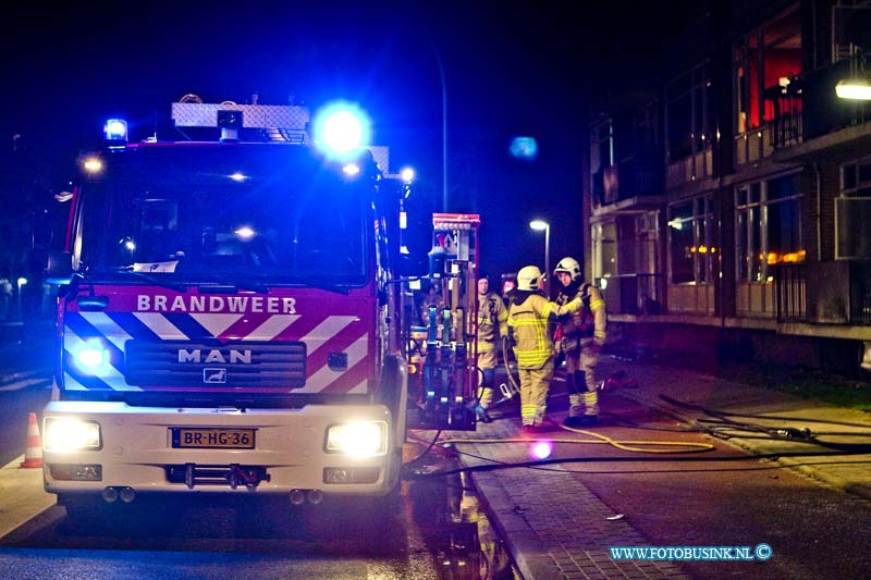 17012005.jpg - ZWIJNDRECHT:20 Januari 2017: Bij een brand in de hal van een flat van een matras aan de Karel Doormanlaan leverde veel rook overlast. De brandweer maakte middelbrand, en zorgde er voor dat de woningen werden gelucht van wegens de brand lucht en rook.NOVUM COPYRIGHT ETIENNE BUSINK