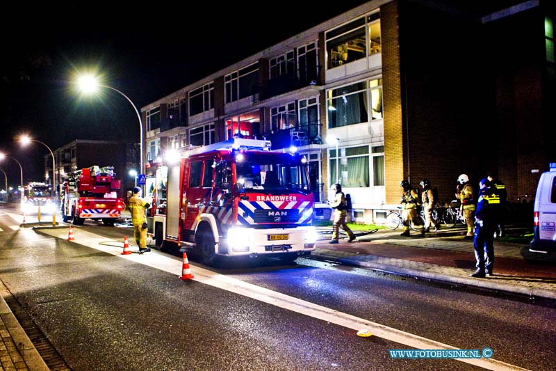 17012006.jpg - ZWIJNDRECHT:20 Januari 2017: Bij een brand in de hal van een flat van een matras aan de Karel Doormanlaan leverde veel rook overlast. De brandweer maakte middelbrand, en zorgde er voor dat de woningen werden gelucht van wegens de brand lucht en rook.NOVUM COPYRIGHT ETIENNE BUSINK