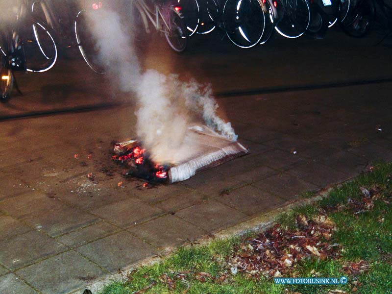 17012007.jpg - ZWIJNDRECHT:20 Januari 2017: Bij een brand in de hal van een flat van een matras aan de Karel Doormanlaan leverde veel rook overlast. De brandweer maakte middelbrand, en zorgde er voor dat de woningen werden gelucht van wegens de brand lucht en rook.NOVUM COPYRIGHT ETIENNE BUSINK