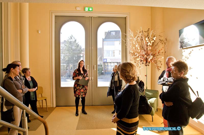 170121003.jpg - DORDRECHT - Op zaterdag 21 januari 2017 werd er ter gelegenheid van het BankGiroLoterij Theaterweekend in schouwburg Kunstmin aan de Sint Jorisweg in Dordrecht "Kunstmin achter de schermen gehouden".Kunstmin wilde het vernieuwd theater ook eens een keer achter de schermen laten zien aan haar bezoeker.Elk half uur werd er tussen 12.00 uur en 16.30 uur een rondleiding gegeven voor de geintereseerde die graag achter de schermen wilden kijken.Een groot aantal mensen gaven daar gehoor aan voor deze unieke ervaring.Van de artiestenkamer tot achter het podium kregen de bezoekers onderleiding van een gids toegang achter de schermen.Ook werden de verschillende zalen bezocht waar er werd opgebouwd voor de aankomende voorstelling.Voor de kids was er ook wat te beleven hun konden onder andere kleuren en gesminkt worden.Na de voorstelling konden de bezoekers in het Theatercafé genieten van live muziek , een drankje en er was een rad van avontuur waar de bezoekers prijsjes konden winnen.Veel bezoekers waren onder de indruk van wat ze hadden gezien tijdens de rondleiding. Kunstmin spreekt van een geslaagde "Kunstmin achter de schermen".Deze digitale foto blijft eigendom van FOTOPERSBURO BUSINK. Wij hanteren de voorwaarden van het N.V.F. en N.V.J. Gebruik van deze foto impliceert dat u bekend bent  en akkoord gaat met deze voorwaarden bij publicatie.EB/ETIENNE BUSINK