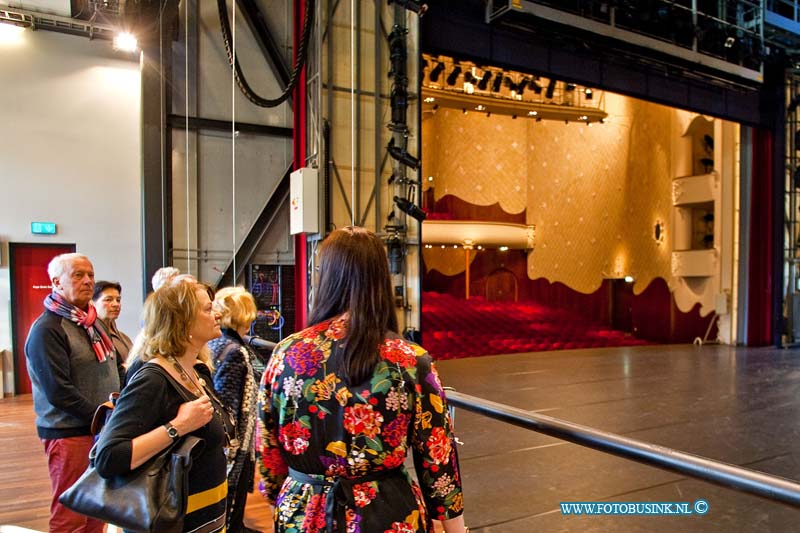 170121044.jpg - DORDRECHT - Op zaterdag 21 januari 2017 werd er ter gelegenheid van het BankGiroLoterij Theaterweekend in schouwburg Kunstmin aan de Sint Jorisweg in Dordrecht "Kunstmin achter de schermen gehouden".Kunstmin wilde het vernieuwd theater ook eens een keer achter de schermen laten zien aan haar bezoeker.Elk half uur werd er tussen 12.00 uur en 16.30 uur een rondleiding gegeven voor de geintereseerde die graag achter de schermen wilden kijken.Een groot aantal mensen gaven daar gehoor aan voor deze unieke ervaring.Van de artiestenkamer tot achter het podium kregen de bezoekers onderleiding van een gids toegang achter de schermen.Ook werden de verschillende zalen bezocht waar er werd opgebouwd voor de aankomende voorstelling.Voor de kids was er ook wat te beleven hun konden onder andere kleuren en gesminkt worden.Na de voorstelling konden de bezoekers in het Theatercafé genieten van live muziek , een drankje en er was een rad van avontuur waar de bezoekers prijsjes konden winnen.Veel bezoekers waren onder de indruk van wat ze hadden gezien tijdens de rondleiding. Kunstmin spreekt van een geslaagde "Kunstmin achter de schermen".Deze digitale foto blijft eigendom van FOTOPERSBURO BUSINK. Wij hanteren de voorwaarden van het N.V.F. en N.V.J. Gebruik van deze foto impliceert dat u bekend bent  en akkoord gaat met deze voorwaarden bij publicatie.EB/ETIENNE BUSINK