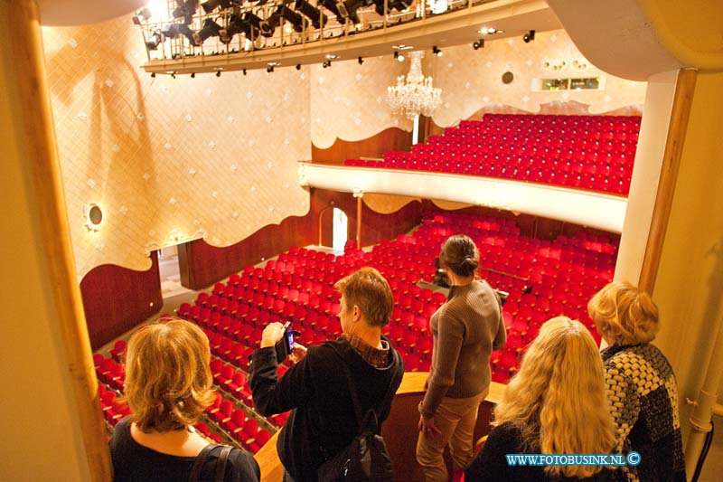 170121065.jpg - DORDRECHT - Op zaterdag 21 januari 2017 werd er ter gelegenheid van het BankGiroLoterij Theaterweekend in schouwburg Kunstmin aan de Sint Jorisweg in Dordrecht "Kunstmin achter de schermen gehouden".Kunstmin wilde het vernieuwd theater ook eens een keer achter de schermen laten zien aan haar bezoeker.Elk half uur werd er tussen 12.00 uur en 16.30 uur een rondleiding gegeven voor de geintereseerde die graag achter de schermen wilden kijken.Een groot aantal mensen gaven daar gehoor aan voor deze unieke ervaring.Van de artiestenkamer tot achter het podium kregen de bezoekers onderleiding van een gids toegang achter de schermen.Ook werden de verschillende zalen bezocht waar er werd opgebouwd voor de aankomende voorstelling.Voor de kids was er ook wat te beleven hun konden onder andere kleuren en gesminkt worden.Na de voorstelling konden de bezoekers in het Theatercafé genieten van live muziek , een drankje en er was een rad van avontuur waar de bezoekers prijsjes konden winnen.Veel bezoekers waren onder de indruk van wat ze hadden gezien tijdens de rondleiding. Kunstmin spreekt van een geslaagde "Kunstmin achter de schermen".Deze digitale foto blijft eigendom van FOTOPERSBURO BUSINK. Wij hanteren de voorwaarden van het N.V.F. en N.V.J. Gebruik van deze foto impliceert dat u bekend bent  en akkoord gaat met deze voorwaarden bij publicatie.EB/ETIENNE BUSINK