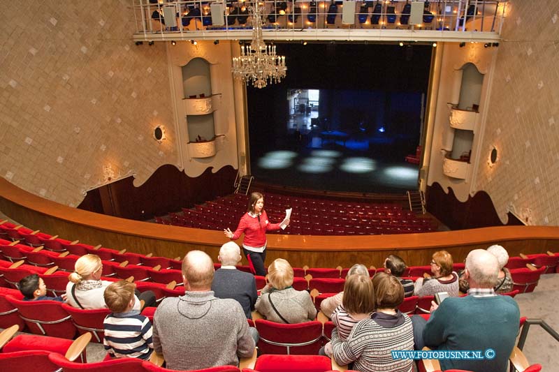 170121175.jpg - DORDRECHT - Op zaterdag 21 januari 2017 werd er ter gelegenheid van het BankGiroLoterij Theaterweekend in schouwburg Kunstmin aan de Sint Jorisweg in Dordrecht "Kunstmin achter de schermen gehouden".Kunstmin wilde het vernieuwd theater ook eens een keer achter de schermen laten zien aan haar bezoeker.Elk half uur werd er tussen 12.00 uur en 16.30 uur een rondleiding gegeven voor de geintereseerde die graag achter de schermen wilden kijken.Een groot aantal mensen gaven daar gehoor aan voor deze unieke ervaring.Van de artiestenkamer tot achter het podium kregen de bezoekers onderleiding van een gids toegang achter de schermen.Ook werden de verschillende zalen bezocht waar er werd opgebouwd voor de aankomende voorstelling.Voor de kids was er ook wat te beleven hun konden onder andere kleuren en gesminkt worden.Na de voorstelling konden de bezoekers in het Theatercafé genieten van live muziek , een drankje en er was een rad van avontuur waar de bezoekers prijsjes konden winnen.Veel bezoekers waren onder de indruk van wat ze hadden gezien tijdens de rondleiding. Kunstmin spreekt van een geslaagde "Kunstmin achter de schermen".Deze digitale foto blijft eigendom van FOTOPERSBURO BUSINK. Wij hanteren de voorwaarden van het N.V.F. en N.V.J. Gebruik van deze foto impliceert dat u bekend bent  en akkoord gaat met deze voorwaarden bij publicatie.EB/ETIENNE BUSINK