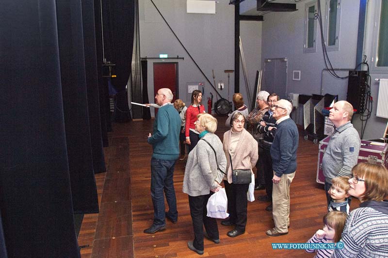 170121181.jpg - DORDRECHT - Op zaterdag 21 januari 2017 werd er ter gelegenheid van het BankGiroLoterij Theaterweekend in schouwburg Kunstmin aan de Sint Jorisweg in Dordrecht "Kunstmin achter de schermen gehouden".Kunstmin wilde het vernieuwd theater ook eens een keer achter de schermen laten zien aan haar bezoeker.Elk half uur werd er tussen 12.00 uur en 16.30 uur een rondleiding gegeven voor de geintereseerde die graag achter de schermen wilden kijken.Een groot aantal mensen gaven daar gehoor aan voor deze unieke ervaring.Van de artiestenkamer tot achter het podium kregen de bezoekers onderleiding van een gids toegang achter de schermen.Ook werden de verschillende zalen bezocht waar er werd opgebouwd voor de aankomende voorstelling.Voor de kids was er ook wat te beleven hun konden onder andere kleuren en gesminkt worden.Na de voorstelling konden de bezoekers in het Theatercafé genieten van live muziek , een drankje en er was een rad van avontuur waar de bezoekers prijsjes konden winnen.Veel bezoekers waren onder de indruk van wat ze hadden gezien tijdens de rondleiding. Kunstmin spreekt van een geslaagde "Kunstmin achter de schermen".Deze digitale foto blijft eigendom van FOTOPERSBURO BUSINK. Wij hanteren de voorwaarden van het N.V.F. en N.V.J. Gebruik van deze foto impliceert dat u bekend bent  en akkoord gaat met deze voorwaarden bij publicatie.EB/ETIENNE BUSINK