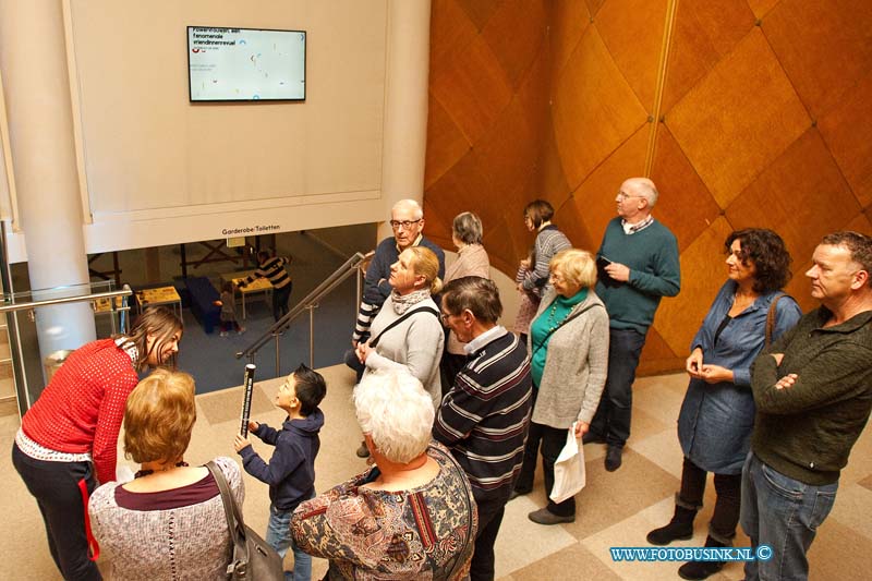 170121206.jpg - DORDRECHT - Op zaterdag 21 januari 2017 werd er ter gelegenheid van het BankGiroLoterij Theaterweekend in schouwburg Kunstmin aan de Sint Jorisweg in Dordrecht "Kunstmin achter de schermen gehouden".Kunstmin wilde het vernieuwd theater ook eens een keer achter de schermen laten zien aan haar bezoeker.Elk half uur werd er tussen 12.00 uur en 16.30 uur een rondleiding gegeven voor de geintereseerde die graag achter de schermen wilden kijken.Een groot aantal mensen gaven daar gehoor aan voor deze unieke ervaring.Van de artiestenkamer tot achter het podium kregen de bezoekers onderleiding van een gids toegang achter de schermen.Ook werden de verschillende zalen bezocht waar er werd opgebouwd voor de aankomende voorstelling.Voor de kids was er ook wat te beleven hun konden onder andere kleuren en gesminkt worden.Na de voorstelling konden de bezoekers in het Theatercafé genieten van live muziek , een drankje en er was een rad van avontuur waar de bezoekers prijsjes konden winnen.Veel bezoekers waren onder de indruk van wat ze hadden gezien tijdens de rondleiding. Kunstmin spreekt van een geslaagde "Kunstmin achter de schermen".Deze digitale foto blijft eigendom van FOTOPERSBURO BUSINK. Wij hanteren de voorwaarden van het N.V.F. en N.V.J. Gebruik van deze foto impliceert dat u bekend bent  en akkoord gaat met deze voorwaarden bij publicatie.EB/ETIENNE BUSINK