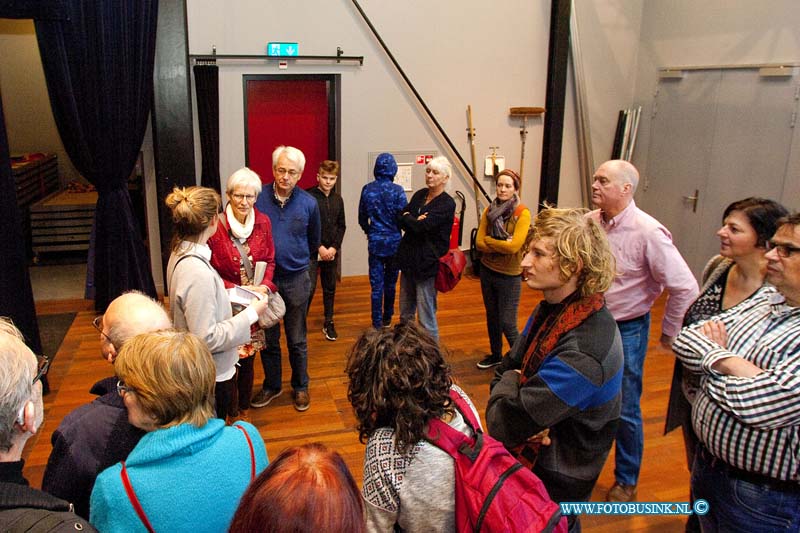 170121231.jpg - DORDRECHT - Op zaterdag 21 januari 2017 werd er ter gelegenheid van het BankGiroLoterij Theaterweekend in schouwburg Kunstmin aan de Sint Jorisweg in Dordrecht "Kunstmin achter de schermen gehouden".Kunstmin wilde het vernieuwd theater ook eens een keer achter de schermen laten zien aan haar bezoeker.Elk half uur werd er tussen 12.00 uur en 16.30 uur een rondleiding gegeven voor de geintereseerde die graag achter de schermen wilden kijken.Een groot aantal mensen gaven daar gehoor aan voor deze unieke ervaring.Van de artiestenkamer tot achter het podium kregen de bezoekers onderleiding van een gids toegang achter de schermen.Ook werden de verschillende zalen bezocht waar er werd opgebouwd voor de aankomende voorstelling.Voor de kids was er ook wat te beleven hun konden onder andere kleuren en gesminkt worden.Na de voorstelling konden de bezoekers in het Theatercafé genieten van live muziek , een drankje en er was een rad van avontuur waar de bezoekers prijsjes konden winnen.Veel bezoekers waren onder de indruk van wat ze hadden gezien tijdens de rondleiding. Kunstmin spreekt van een geslaagde "Kunstmin achter de schermen".Deze digitale foto blijft eigendom van FOTOPERSBURO BUSINK. Wij hanteren de voorwaarden van het N.V.F. en N.V.J. Gebruik van deze foto impliceert dat u bekend bent  en akkoord gaat met deze voorwaarden bij publicatie.EB/ETIENNE BUSINK