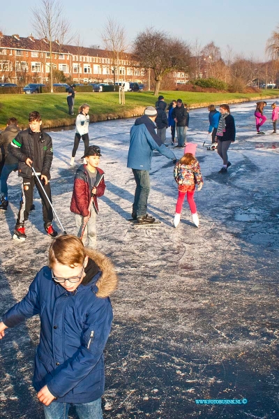 170122513.jpg - DORDRECHT - Op zondag 22 januari 2017 gingen toch veel kinderen sommige met hun ouders ondanks de waarschuwingen het ijs op.Ook in Dordrecht waagde de kinderen zich op het ijs tussen de Van Baerlestraat en de Hugo de Grootlaan .Volgens een van de spelende kinderen kan het met gemak maar vertelde er wel bij dat er net al eentje was door gezakt maar dat kan de pret niet verzieken.Deze digitale foto blijft eigendom van FOTOPERSBURO BUSINK. Wij hanteren de voorwaarden van het N.V.F. en N.V.J. Gebruik van deze foto impliceert dat u bekend bent  en akkoord gaat met deze voorwaarden bij publicatie.EB/ETIENNE BUSINK