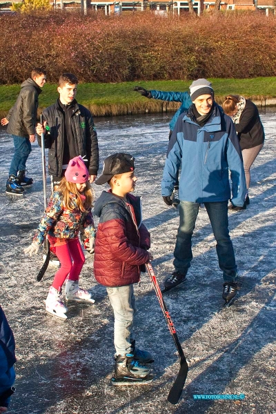 170122517.jpg - DORDRECHT - Op zondag 22 januari 2017 gingen toch veel kinderen sommige met hun ouders ondanks de waarschuwingen het ijs op.Ook in Dordrecht waagde de kinderen zich op het ijs tussen de Van Baerlestraat en de Hugo de Grootlaan .Volgens een van de spelende kinderen kan het met gemak maar vertelde er wel bij dat er net al eentje was door gezakt maar dat kan de pret niet verzieken.Deze digitale foto blijft eigendom van FOTOPERSBURO BUSINK. Wij hanteren de voorwaarden van het N.V.F. en N.V.J. Gebruik van deze foto impliceert dat u bekend bent  en akkoord gaat met deze voorwaarden bij publicatie.EB/ETIENNE BUSINK