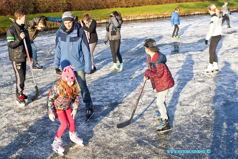 170122520.jpg - DORDRECHT - Op zondag 22 januari 2017 gingen toch veel kinderen sommige met hun ouders ondanks de waarschuwingen het ijs op.Ook in Dordrecht waagde de kinderen zich op het ijs tussen de Van Baerlestraat en de Hugo de Grootlaan .Volgens een van de spelende kinderen kan het met gemak maar vertelde er wel bij dat er net al eentje was door gezakt maar dat kan de pret niet verzieken.Deze digitale foto blijft eigendom van FOTOPERSBURO BUSINK. Wij hanteren de voorwaarden van het N.V.F. en N.V.J. Gebruik van deze foto impliceert dat u bekend bent  en akkoord gaat met deze voorwaarden bij publicatie.EB/ETIENNE BUSINK