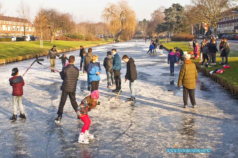 170122527.jpg - DORDRECHT - Op zondag 22 januari 2017 gingen toch veel kinderen sommige met hun ouders ondanks de waarschuwingen het ijs op.Ook in Dordrecht waagde de kinderen zich op het ijs tussen de Van Baerlestraat en de Hugo de Grootlaan .Volgens een van de spelende kinderen kan het met gemak maar vertelde er wel bij dat er net al eentje was door gezakt maar dat kan de pret niet verzieken.Deze digitale foto blijft eigendom van FOTOPERSBURO BUSINK. Wij hanteren de voorwaarden van het N.V.F. en N.V.J. Gebruik van deze foto impliceert dat u bekend bent  en akkoord gaat met deze voorwaarden bij publicatie.EB/ETIENNE BUSINK