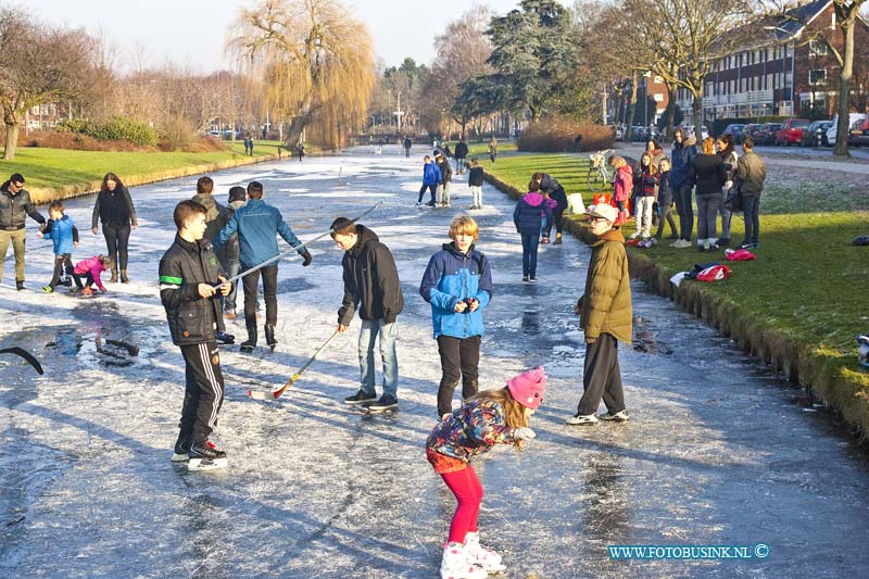 170122529.jpg - DORDRECHT - Op zondag 22 januari 2017 gingen toch veel kinderen sommige met hun ouders ondanks de waarschuwingen het ijs op.Ook in Dordrecht waagde de kinderen zich op het ijs tussen de Van Baerlestraat en de Hugo de Grootlaan .Volgens een van de spelende kinderen kan het met gemak maar vertelde er wel bij dat er net al eentje was door gezakt maar dat kan de pret niet verzieken.Deze digitale foto blijft eigendom van FOTOPERSBURO BUSINK. Wij hanteren de voorwaarden van het N.V.F. en N.V.J. Gebruik van deze foto impliceert dat u bekend bent  en akkoord gaat met deze voorwaarden bij publicatie.EB/ETIENNE BUSINK