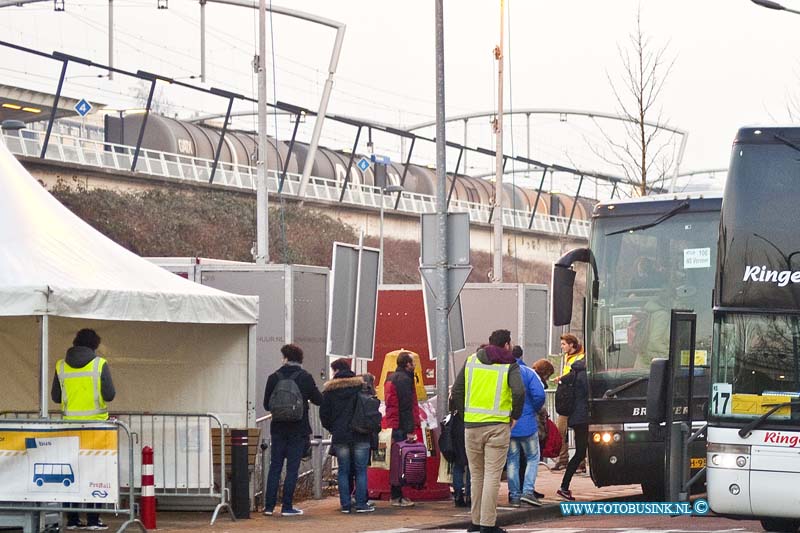170122540.jpg - DORDRECHT - Op zondag 22 januari 2017 werden de reizigers van de Nederlandse spoorwegen die met bussen werden vervoerd tussen Rotterdam en Zwijndrecht wegens werkzaamheden getrakteerd op een beker lekkere erwtensoep.Een leuk gebaar vonden de vele reizigers die dankbaar de soep in ontvangst namen.Deze digitale foto blijft eigendom van FOTOPERSBURO BUSINK. Wij hanteren de voorwaarden van het N.V.F. en N.V.J. Gebruik van deze foto impliceert dat u bekend bent  en akkoord gaat met deze voorwaarden bij publicatie.EB/ETIENNE BUSINK