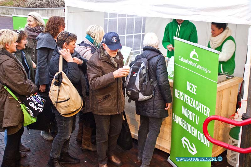 170122561.jpg - DORDRECHT - Op zondag 22 januari 2017 werden de reizigers van de Nederlandse spoorwegen die met bussen werden vervoerd tussen Rotterdam en Zwijndrecht wegens werkzaamheden getrakteerd op een beker lekkere erwtensoep.Een leuk gebaar vonden de vele reizigers die dankbaar de soep in ontvangst namen.Deze digitale foto blijft eigendom van FOTOPERSBURO BUSINK. Wij hanteren de voorwaarden van het N.V.F. en N.V.J. Gebruik van deze foto impliceert dat u bekend bent  en akkoord gaat met deze voorwaarden bij publicatie.EB/ETIENNE BUSINK