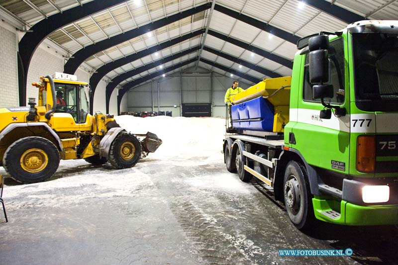 170122626.jpg - DORDRECHT - Op zondagavond 22 januari 2017 waren strooiwagens weer door Dordrecht aan het rijden om de gladheid te bestrijden.Op het terrein van HVC lig de berg zout waar de wagens worden geladen.Deze digitale foto blijft eigendom van FOTOPERSBURO BUSINK. Wij hanteren de voorwaarden van het N.V.F. en N.V.J. Gebruik van deze foto impliceert dat u bekend bent  en akkoord gaat met deze voorwaarden bij publicatie.EB/ETIENNE BUSINK