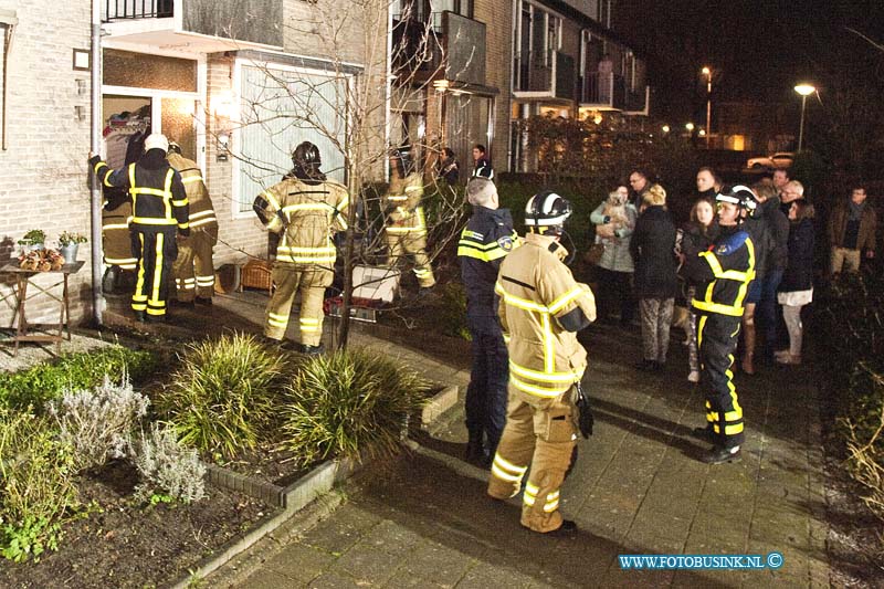 170122644.jpg - HENDRIK-IDO-AMBACHT - Op zondagavond 22 januari 2017 werden de hulpdienst van Hendrik-Idi-Ambacht opgeroepen voor een woonkamervloer in een woonhuis aan de Van Polanenstraat die aan het bewegen was.De bewoonster die daar met haar twee hondjes woont zag de vloer bewegen en kraakte heel erg.De hulpdiensten werden gebeld en de vrouw vluchte met haar twee hondjes naar buiten die vervolgens werden opgevangen in een politiebus.De brandweer heeft onderzoek in de woning gedaan en het bleek dat de randen van de vloer rot waren.De rottende vloeren is een bekend probleem bij meer woonhuizen in de wijk.Bij veel woningen is de vloer al gerenoveerd en zijn er nieuwe ondersteuningen geplaatst, bij deze woning was dat nog niet gebeurd.Nadat de brandweer de vloer van de woning had nagekeken kon de vrouw wel terug naar haar woning ,morgen zal een aannemer de vloer komen bekijken.Deze digitale foto blijft eigendom van FOTOPERSBURO BUSINK. Wij hanteren de voorwaarden van het N.V.F. en N.V.J. Gebruik van deze foto impliceert dat u bekend bent  en akkoord gaat met deze voorwaarden bij publicatie.EB/ETIENNE BUSINK