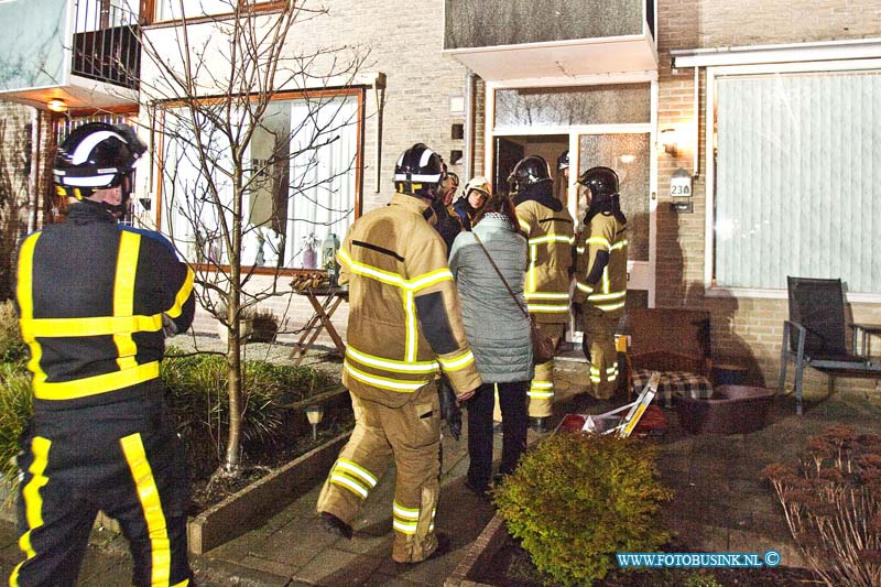 170122649.jpg - HENDRIK-IDO-AMBACHT - Op zondagavond 22 januari 2017 werden de hulpdienst van Hendrik-Idi-Ambacht opgeroepen voor een woonkamervloer in een woonhuis aan de Van Polanenstraat die aan het bewegen was.De bewoonster die daar met haar twee hondjes woont zag de vloer bewegen en kraakte heel erg.De hulpdiensten werden gebeld en de vrouw vluchte met haar twee hondjes naar buiten die vervolgens werden opgevangen in een politiebus.De brandweer heeft onderzoek in de woning gedaan en het bleek dat de randen van de vloer rot waren.De rottende vloeren is een bekend probleem bij meer woonhuizen in de wijk.Bij veel woningen is de vloer al gerenoveerd en zijn er nieuwe ondersteuningen geplaatst, bij deze woning was dat nog niet gebeurd.Nadat de brandweer de vloer van de woning had nagekeken kon de vrouw wel terug naar haar woning ,morgen zal een aannemer de vloer komen bekijken.Deze digitale foto blijft eigendom van FOTOPERSBURO BUSINK. Wij hanteren de voorwaarden van het N.V.F. en N.V.J. Gebruik van deze foto impliceert dat u bekend bent  en akkoord gaat met deze voorwaarden bij publicatie.EB/ETIENNE BUSINK