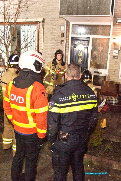 170122653.jpg - HENDRIK-IDO-AMBACHT - Op zondagavond 22 januari 2017 werden de hulpdienst van Hendrik-Idi-Ambacht opgeroepen voor een woonkamervloer in een woonhuis aan de Van Polanenstraat die aan het bewegen was.De bewoonster die daar met haar twee hondjes woont zag de vloer bewegen en kraakte heel erg.De hulpdiensten werden gebeld en de vrouw vluchte met haar twee hondjes naar buiten die vervolgens werden opgevangen in een politiebus.De brandweer heeft onderzoek in de woning gedaan en het bleek dat de randen van de vloer rot waren.De rottende vloeren is een bekend probleem bij meer woonhuizen in de wijk.Bij veel woningen is de vloer al gerenoveerd en zijn er nieuwe ondersteuningen geplaatst, bij deze woning was dat nog niet gebeurd.Nadat de brandweer de vloer van de woning had nagekeken kon de vrouw wel terug naar haar woning ,morgen zal een aannemer de vloer komen bekijken.Deze digitale foto blijft eigendom van FOTOPERSBURO BUSINK. Wij hanteren de voorwaarden van het N.V.F. en N.V.J. Gebruik van deze foto impliceert dat u bekend bent  en akkoord gaat met deze voorwaarden bij publicatie.EB/ETIENNE BUSINK