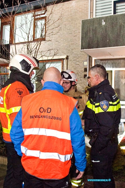 170122654.jpg - HENDRIK-IDO-AMBACHT - Op zondagavond 22 januari 2017 werden de hulpdienst van Hendrik-Idi-Ambacht opgeroepen voor een woonkamervloer in een woonhuis aan de Van Polanenstraat die aan het bewegen was.De bewoonster die daar met haar twee hondjes woont zag de vloer bewegen en kraakte heel erg.De hulpdiensten werden gebeld en de vrouw vluchte met haar twee hondjes naar buiten die vervolgens werden opgevangen in een politiebus.De brandweer heeft onderzoek in de woning gedaan en het bleek dat de randen van de vloer rot waren.De rottende vloeren is een bekend probleem bij meer woonhuizen in de wijk.Bij veel woningen is de vloer al gerenoveerd en zijn er nieuwe ondersteuningen geplaatst, bij deze woning was dat nog niet gebeurd.Nadat de brandweer de vloer van de woning had nagekeken kon de vrouw wel terug naar haar woning ,morgen zal een aannemer de vloer komen bekijken.Deze digitale foto blijft eigendom van FOTOPERSBURO BUSINK. Wij hanteren de voorwaarden van het N.V.F. en N.V.J. Gebruik van deze foto impliceert dat u bekend bent  en akkoord gaat met deze voorwaarden bij publicatie.EB/ETIENNE BUSINK