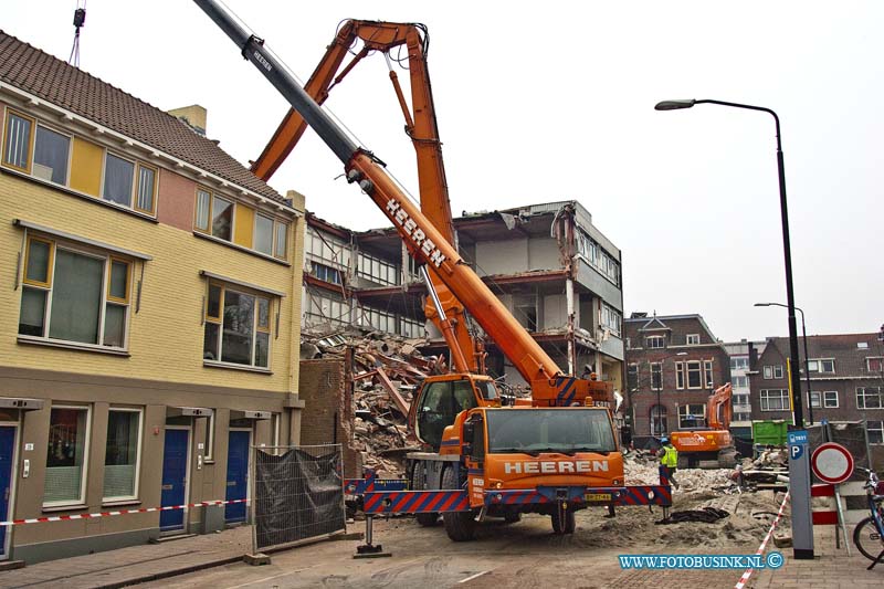 170123505.jpg - DORDRECHT - Op maandag 23 januari 2017 zijn werklui bezig om het oude gebouw Papaeter gelegen aan de in Dordrecht te slopenHet gebouw moet plaats vij maken voor zeven kavels voor zelfbouw.Volgens een van de slopers is het gebouw slopen nog een flinke klus dan komt door de construtie van vroeger.Deze digitale foto blijft eigendom van FOTOPERSBURO BUSINK. Wij hanteren de voorwaarden van het N.V.F. en N.V.J. Gebruik van deze foto impliceert dat u bekend bent  en akkoord gaat met deze voorwaarden bij publicatie.EB/ETIENNE BUSINK