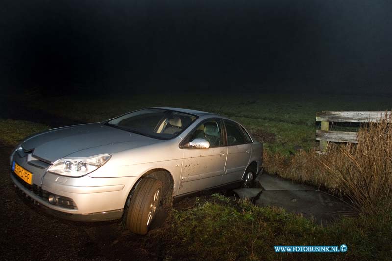 170124575.jpg - STRIJEN - Een ouder echtpaar uit Rotterdam is op dinsdag 24 januari 2017 op de Waleweg in Strijen met hun auto in een sloot gereden.Het echtpaar was op weg naar rotterdam maar was een verkeerde weg in gereden.De bestuurder probeerde zijn auto te draaien op de weg maar stak verkeerd achteruit en reed achteruit de sloot in.Gelukkig ging het niet hard en kon het ouder echtpaar zelfstandig uit het voertuig zonder verwondingen komen.Door de dichte mist zag je niks waarschijnlijk heeft dat ook mee gespeeld.Een berger heeft het voertuig uit de sloot gehaald.Een zoon van het echtpaar die in de buurt woont zorgde voor zijn ouders.Deze digitale foto blijft eigendom van FOTOPERSBURO BUSINK. Wij hanteren de voorwaarden van het N.V.F. en N.V.J. Gebruik van deze foto impliceert dat u bekend bent  en akkoord gaat met deze voorwaarden bij publicatie.EB/ETIENNE BUSINK