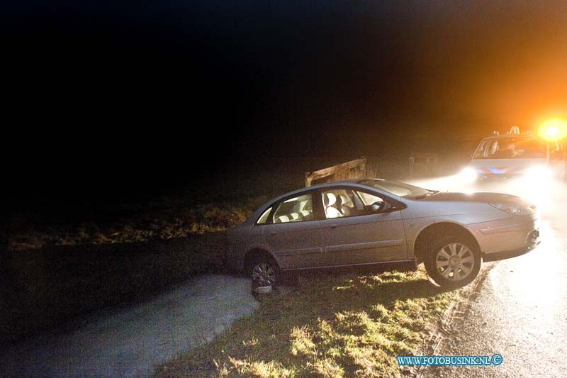 170124578.jpg - STRIJEN - Een ouder echtpaar uit Rotterdam is op dinsdag 24 januari 2017 op de Waleweg in Strijen met hun auto in een sloot gereden.Het echtpaar was op weg naar rotterdam maar was een verkeerde weg in gereden.De bestuurder probeerde zijn auto te draaien op de weg maar stak verkeerd achteruit en reed achteruit de sloot in.Gelukkig ging het niet hard en kon het ouder echtpaar zelfstandig uit het voertuig zonder verwondingen komen.Door de dichte mist zag je niks waarschijnlijk heeft dat ook mee gespeeld.Een berger heeft het voertuig uit de sloot gehaald.Een zoon van het echtpaar die in de buurt woont zorgde voor zijn ouders.Deze digitale foto blijft eigendom van FOTOPERSBURO BUSINK. Wij hanteren de voorwaarden van het N.V.F. en N.V.J. Gebruik van deze foto impliceert dat u bekend bent  en akkoord gaat met deze voorwaarden bij publicatie.EB/ETIENNE BUSINK